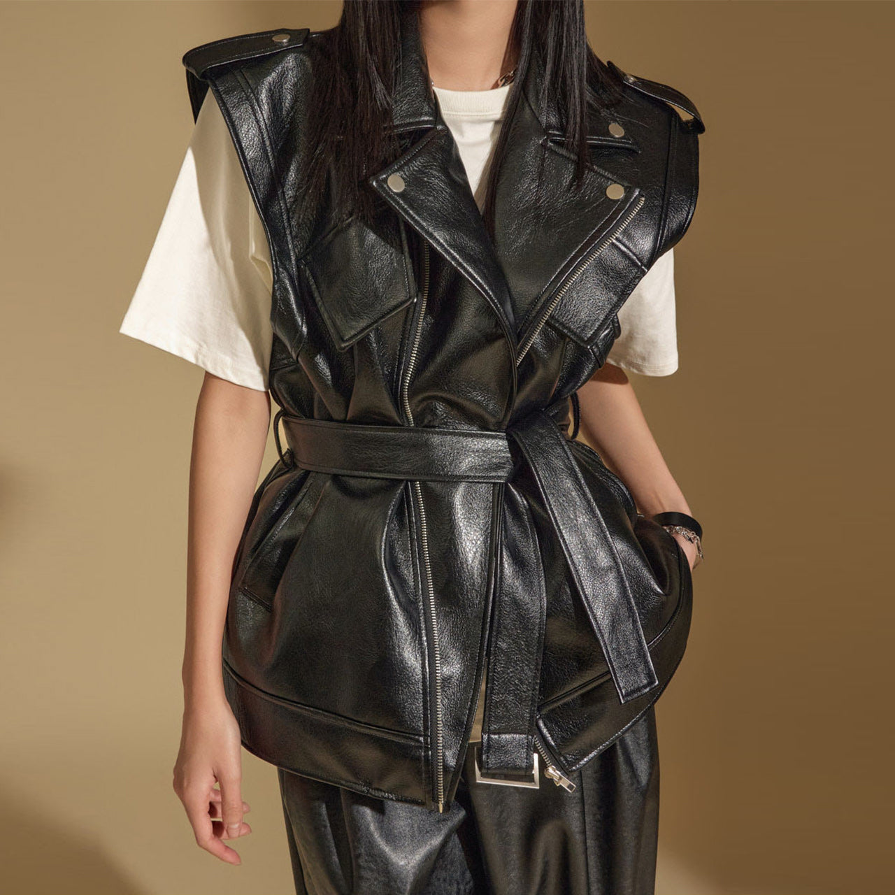 J2352 带腰带皮背心