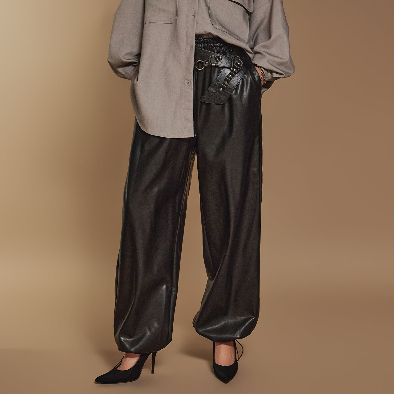 P3257 マルチウェイレザーパンツ