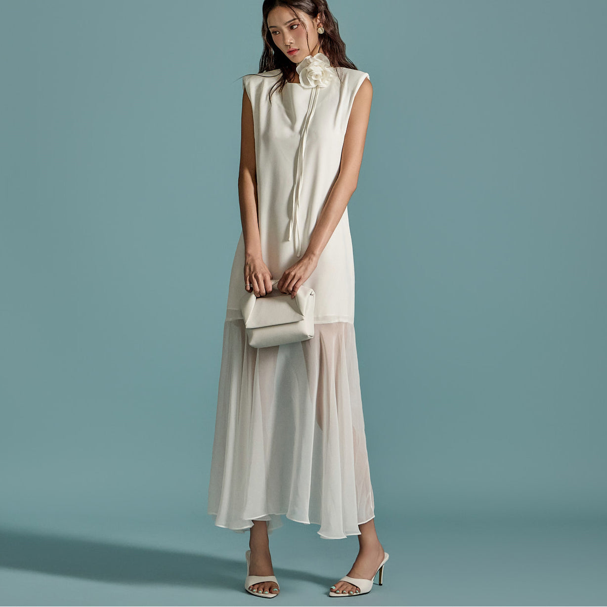 D5062 带胸花的连衣裙