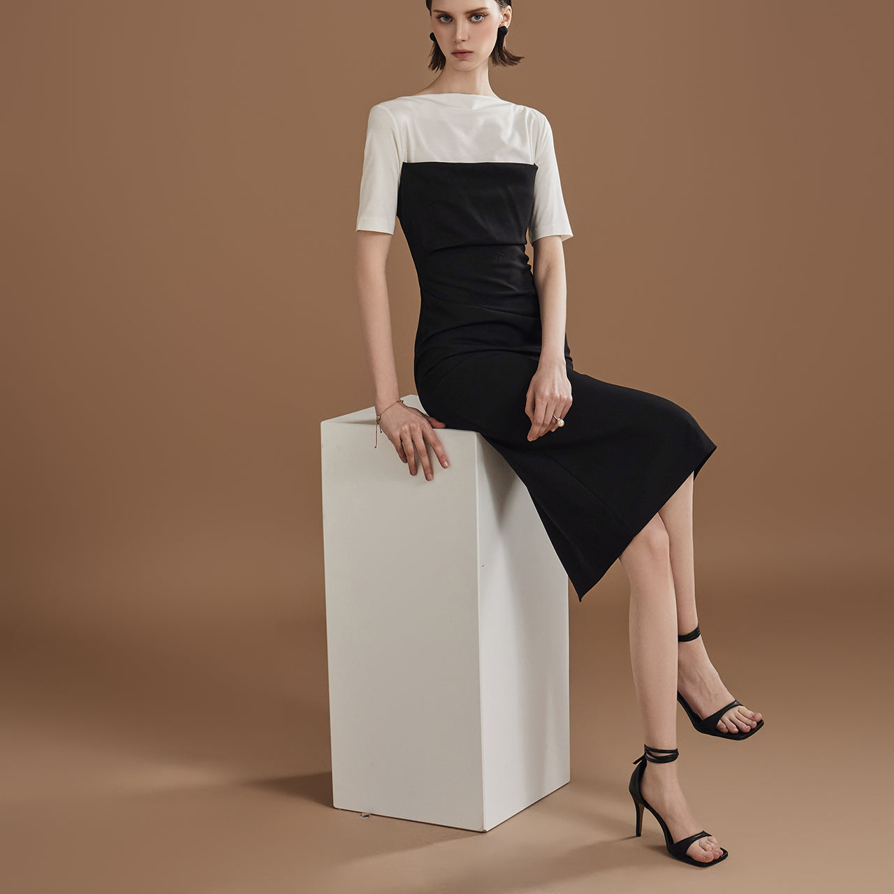 D4946 ボートネックドレス