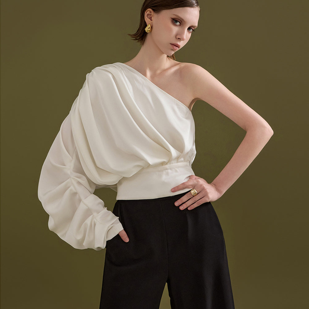 B9114 サテンワンショルダーシャーリングブラウス