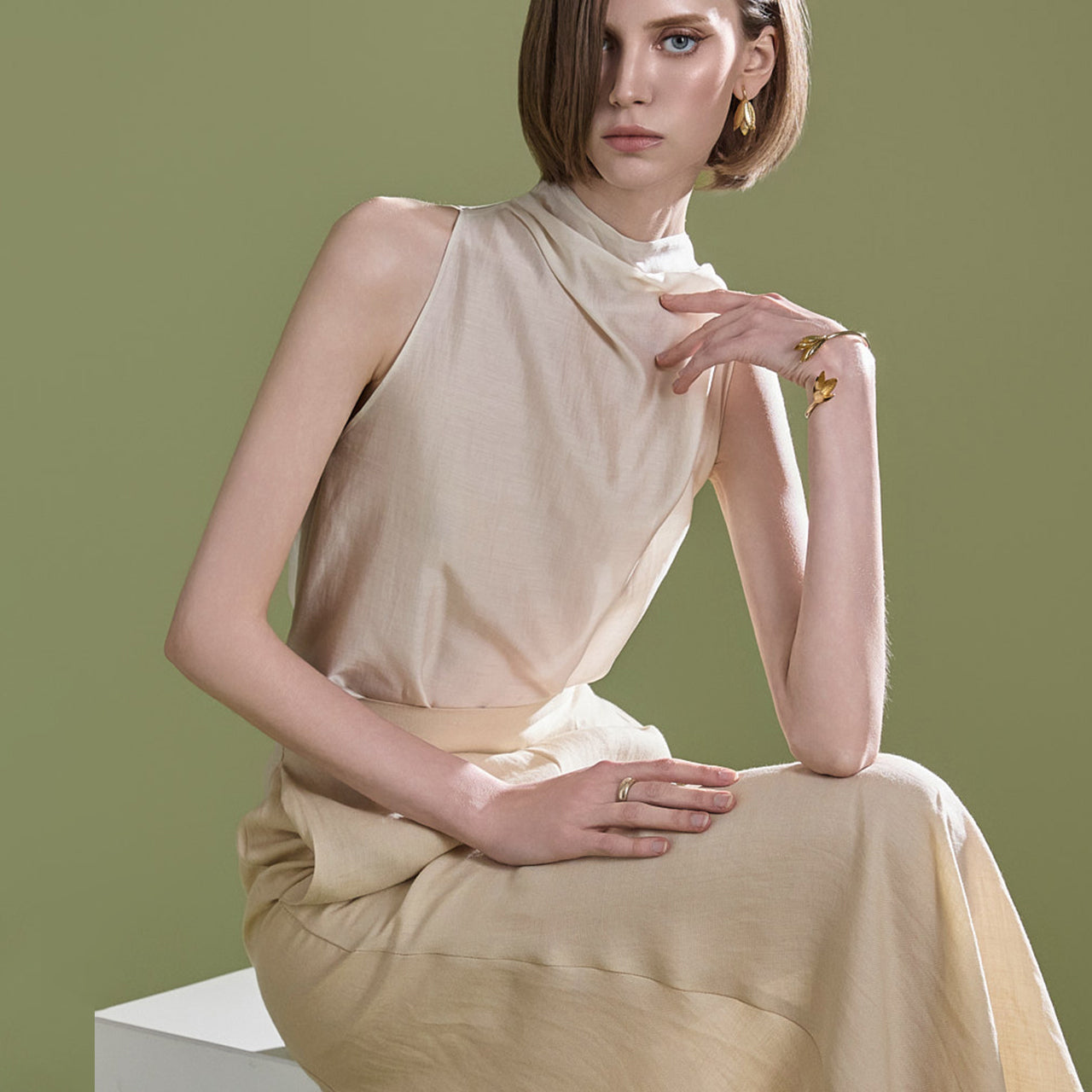 B2972 Mock Neck Sleeveless Blouse