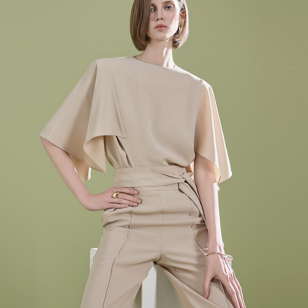 B2749 ノースリーブケープブラウス