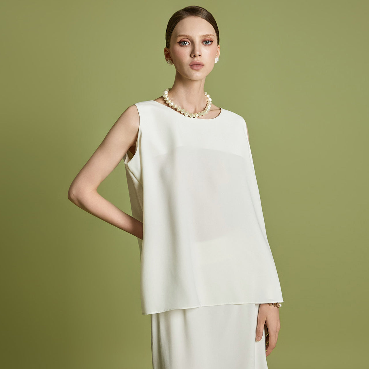 B3107 Sleeveless Blouse