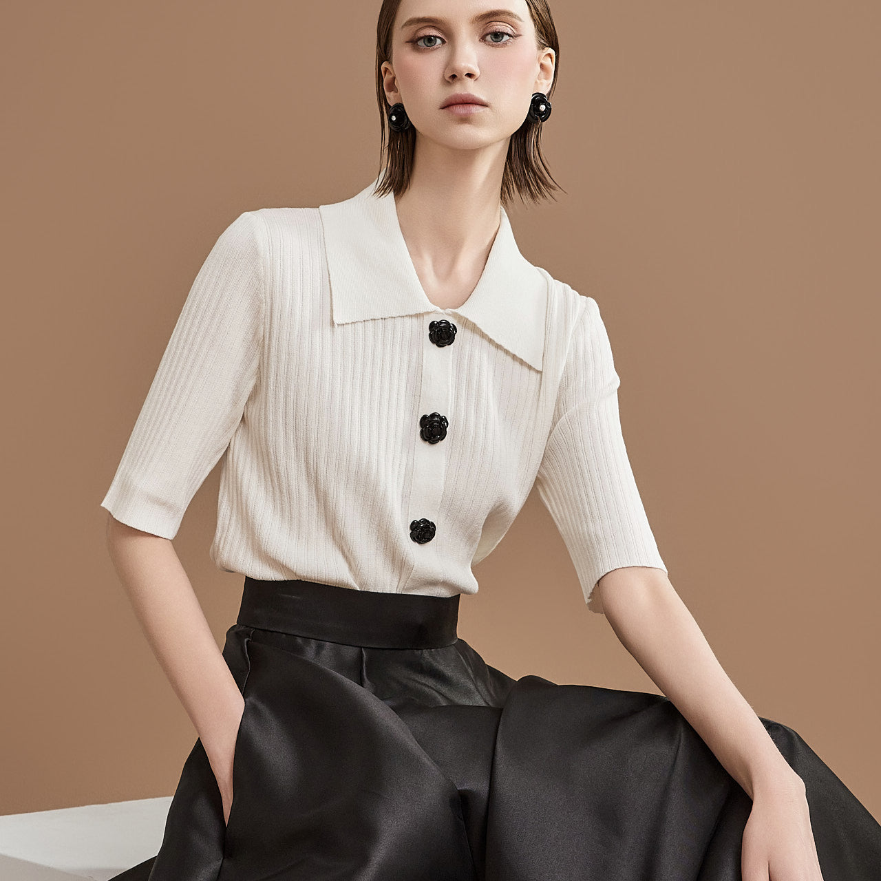 E3324 ボタンカラーニット