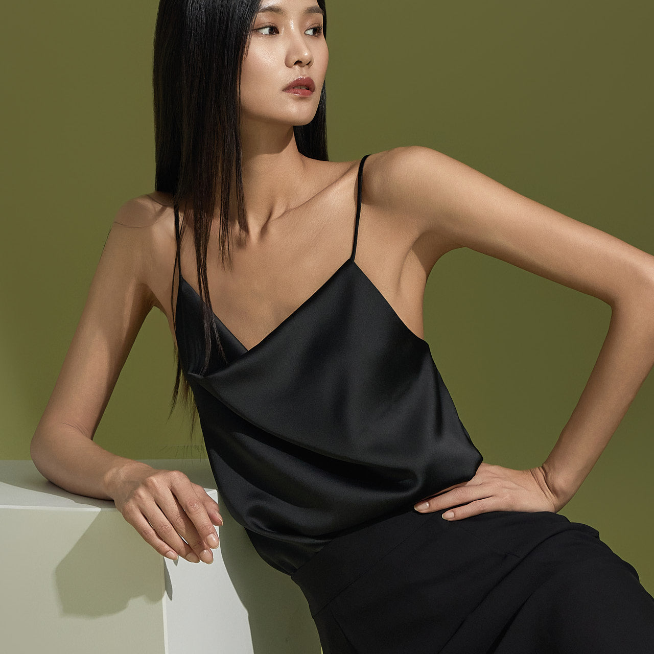 E3307 缎面高领无袖上衣