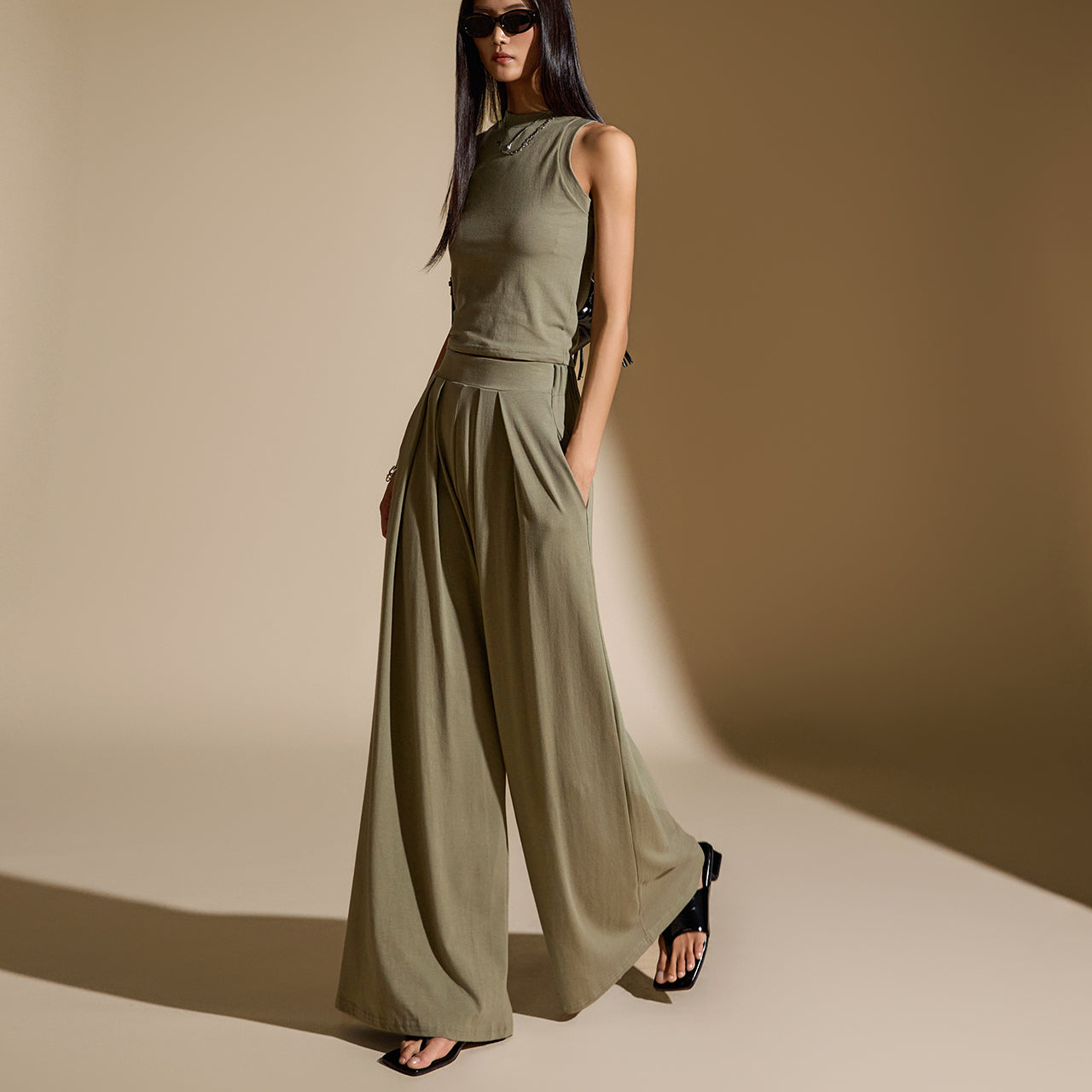 TR032 无袖上衣和褶裥裤套装