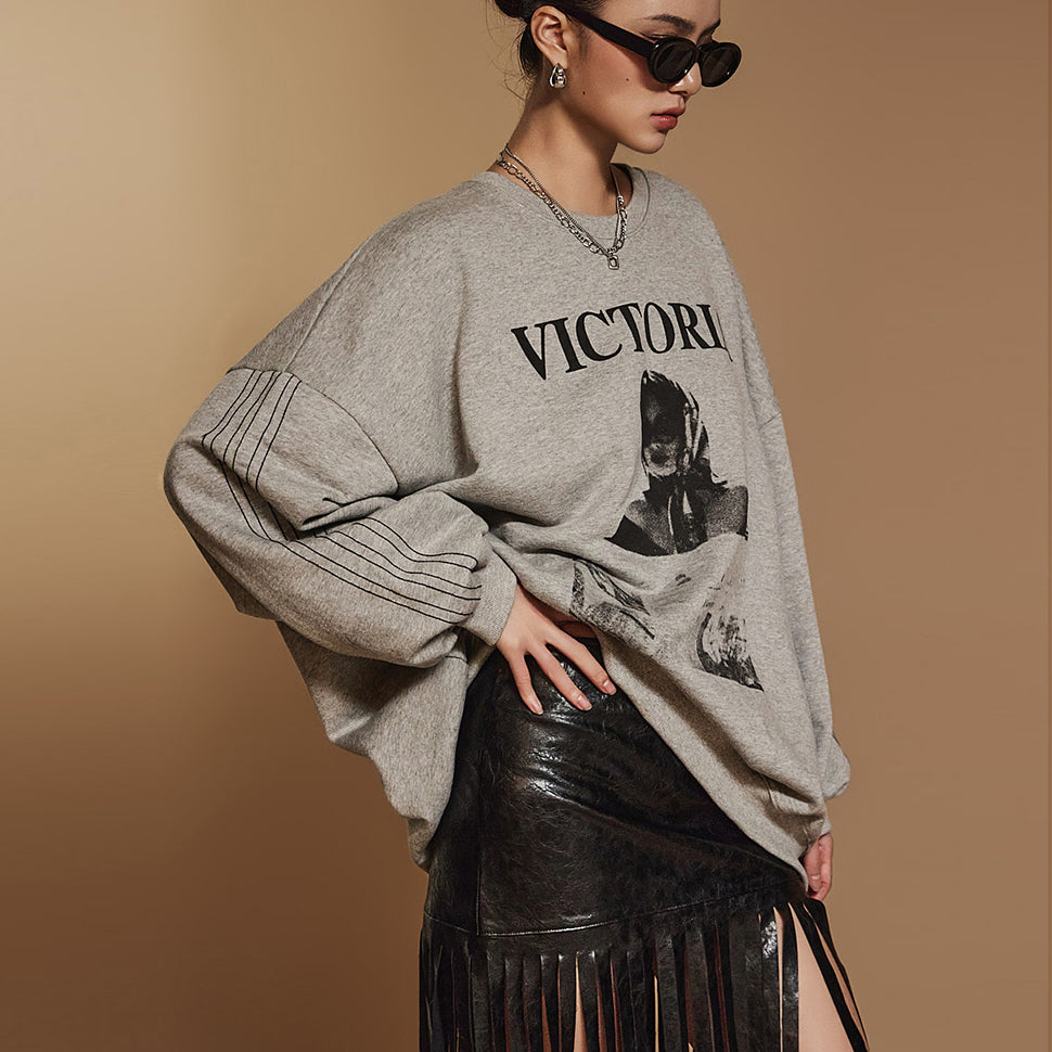 E3553 プリントスウェットシャツ