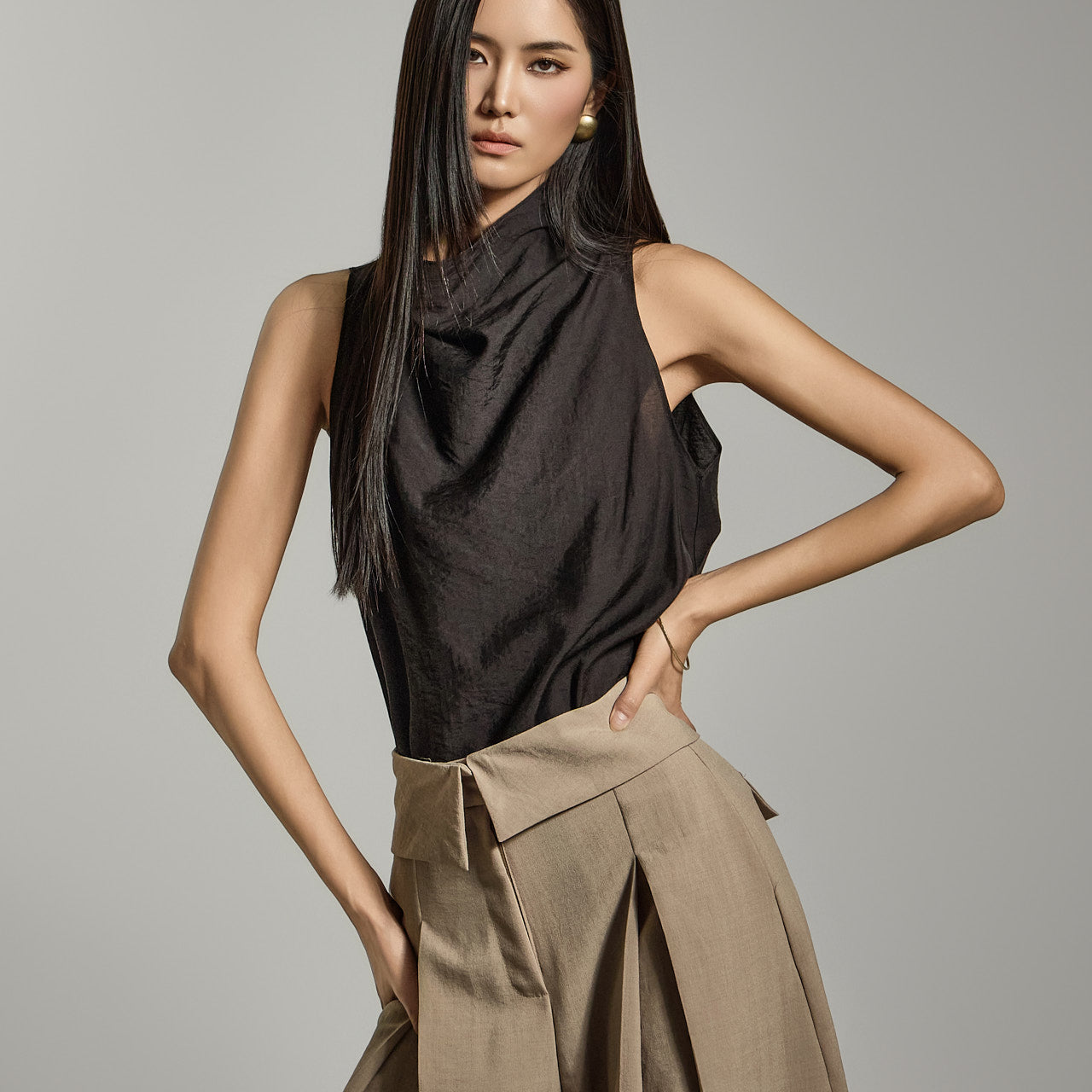 B3066 ストラップ付きノースリーブブラウス