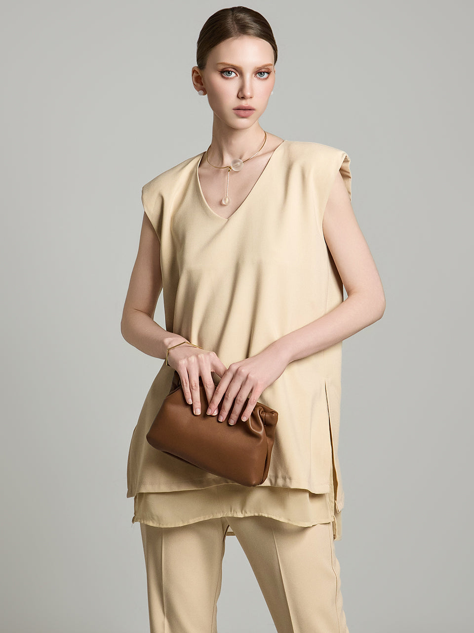 B3086 ストラップ付きノースリーブブラウス