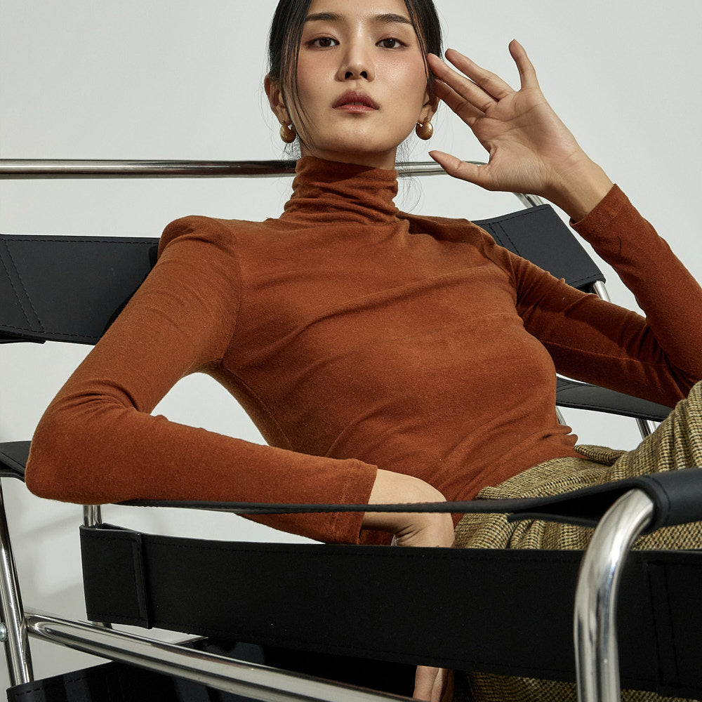 E2817 ロールネック パッド入りトップ