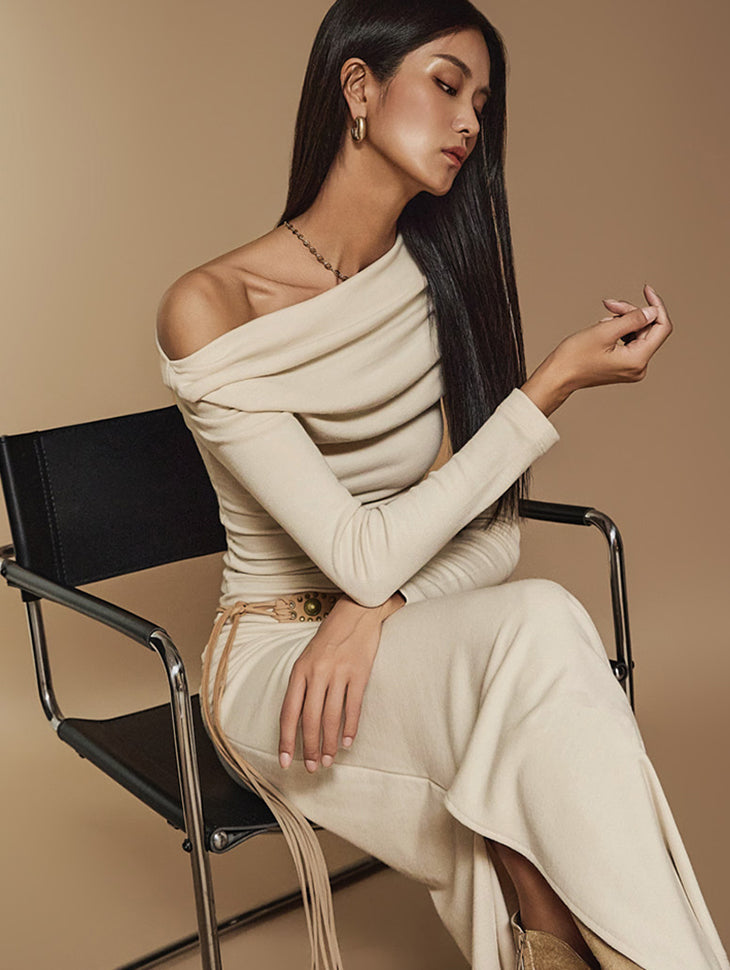 E3535 オフショルダーシャーリングトップ