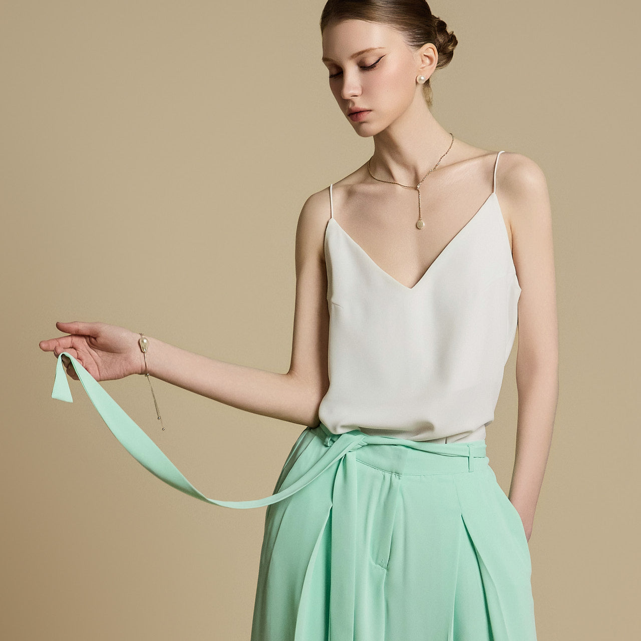 E9031 Vネックノースリーブトップス