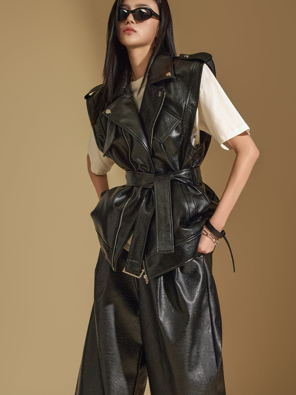 J2352 ベルト付きレザーベスト