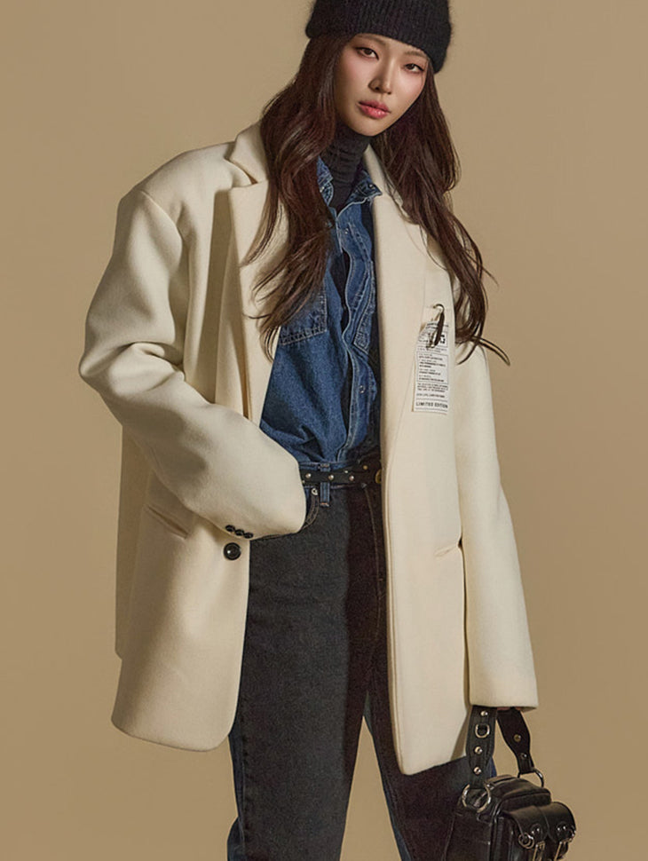 J2603 羊毛大衣配胸针