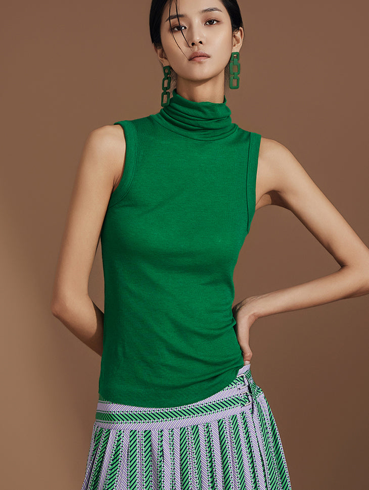 E3349 Mock Neck Sleeveless Top