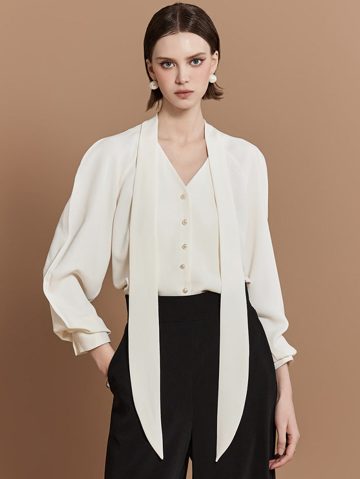 B2919 パールボタンタイブラウス