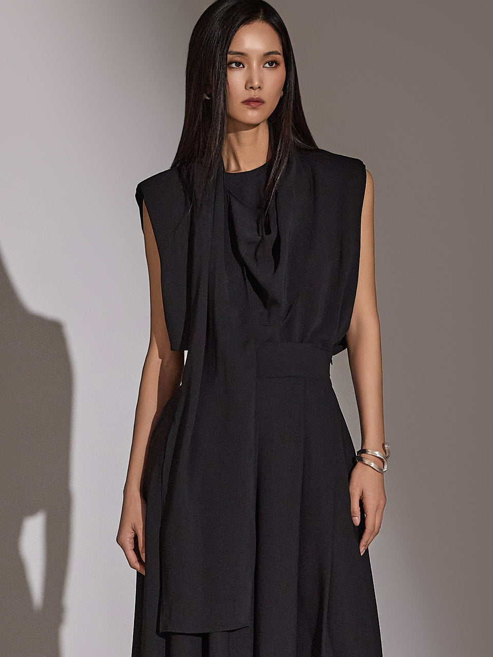 B9080 垂坠无袖垫围巾衬衫