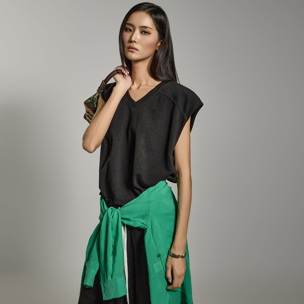 E3779 Slit Sleeveless T-shirt