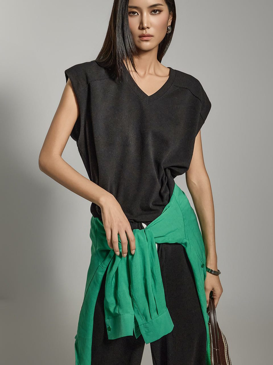 E3779 Slit Sleeveless T-shirt