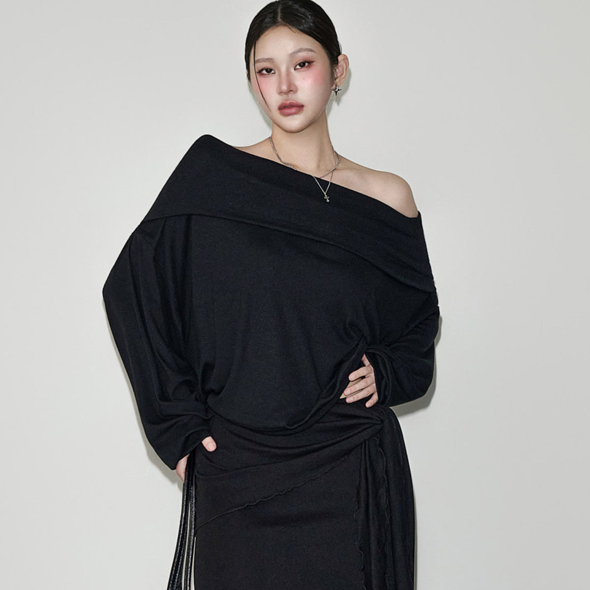 E4375 Off-Shoulder Hooded Top