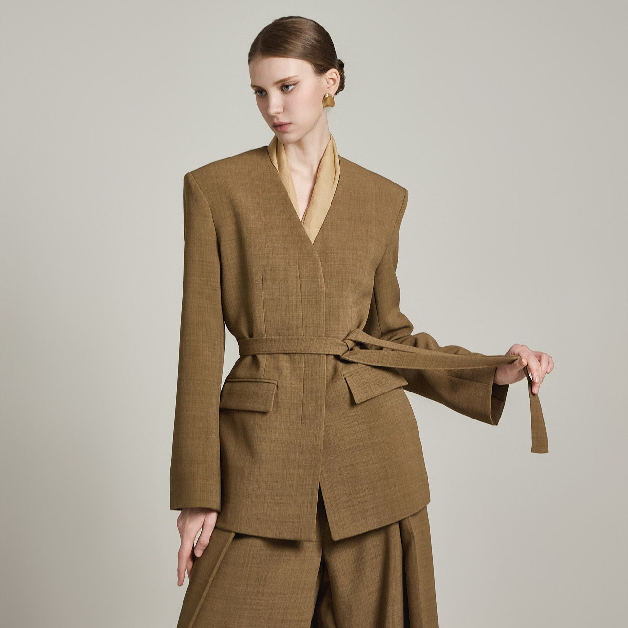 J2672 无领带夹克